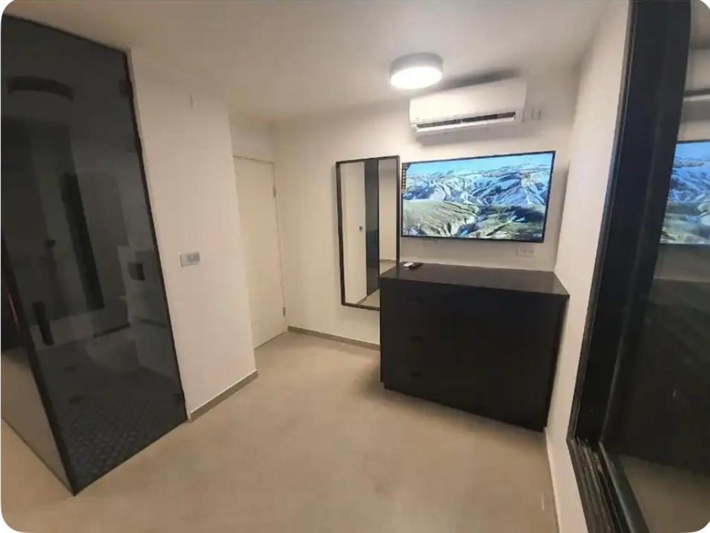 Ryo 11 דירת נופש חדשה על חוף הים נוף לים Appartement Bat Yam Buitenkant foto
